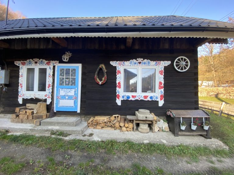 Rozprávková drevenica z boku_ Osobný archív Miháliková