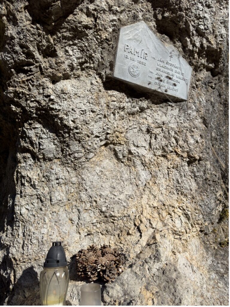 V období dušičiek si ľudia spomenuli na horolezcov, ktorí sa zúčastnili výpravy na Pamír.