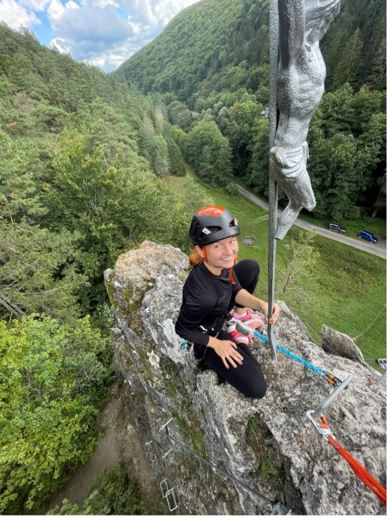 Autorka textu neskrývajúc radosť z úspešného zdolania ferraty.