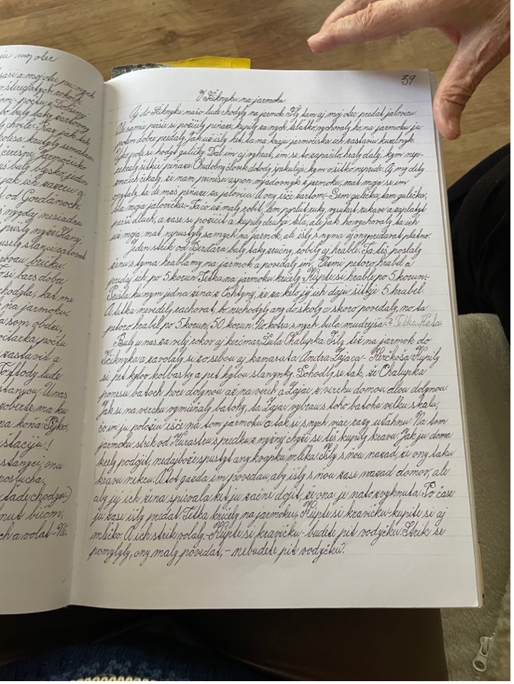 2. Mária Brdárska píše svoju vlastnú kroniku ručne. Spomína na zážitky, ktoré sama zažila, ale spisuje aj príbehy, ktoré počula od rodičov či tradície, ktoré sa v obci dodržiavali.