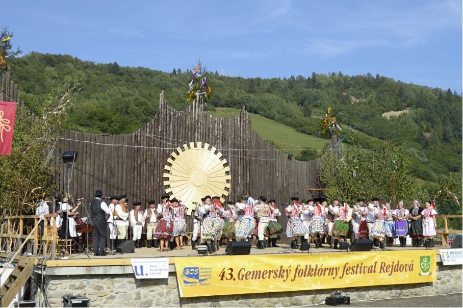 3. Drevený, jedinečný amfiteáter, ktorý sa dlhé roky využíval najmä počas Gemerských folklórnych slávností. Takto vyzeral v roku 2017.