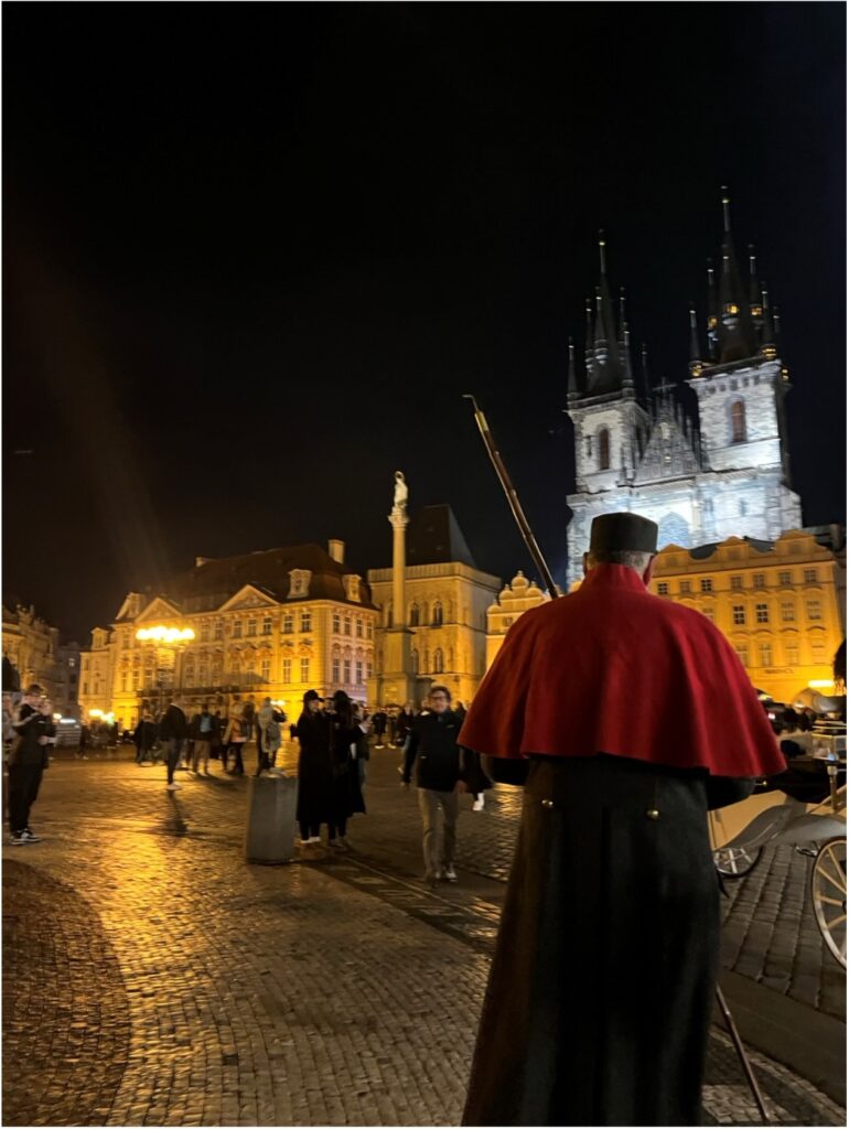 Lampár prechádza ulicami, ktoré sám rozsvietil.