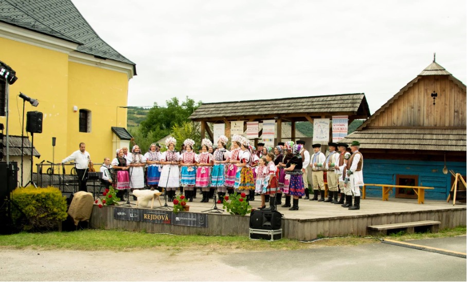 4.	Posledné roky sa koná festival na malom pódiu, ktoré sa nachádza na námestí v Rejdovej. Na snímke sú členovia folklórnej skupiny Hôra v tradičnom slávnostnom odeve. Autor: Štefan Majerčák