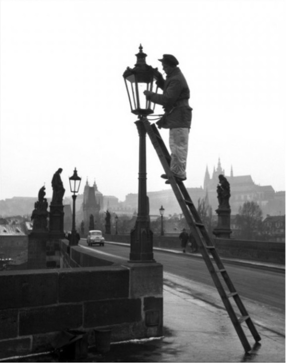 Lampár pri práci na Karlovom moste, 1959.