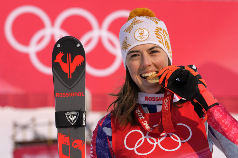 Olympijská víťazka Petra Vlhová v Pekingu 2022 / Zdroj SITA/AP 