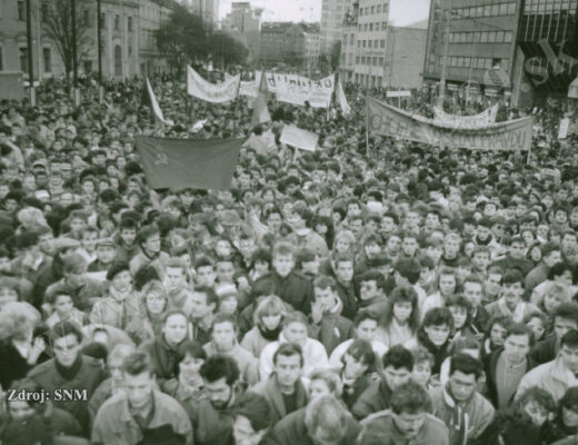 Demonštrácia na Námestí SNP v Bratislave SNM; Zdroj: ÚPN (17november1989.sk)