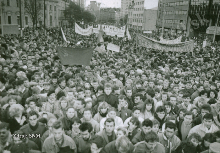 Demonštrácia na Námestí SNP v Bratislave SNM; Zdroj: ÚPN (17november1989.sk)