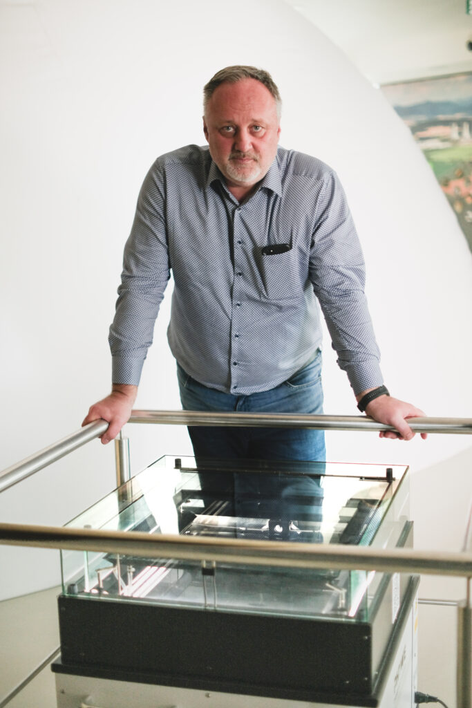 Vedúci komunikácie a externých vzťahov jadrových elektrární Robert Holý nad hmlovou komorou. Autor foto: William Gevorg Urban