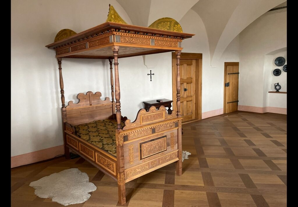 Posteľ Márie Séči, ktorá opticky vyzerá byť krátka kvôli baldachýnu na vrchu, no v skutočnosti má 180 centimetrov. (Zdroj: Kristína Magová)