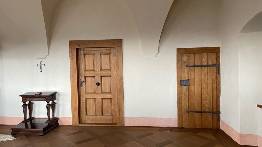 Izba Márie Séči, zľava kľakátko na modlenie, väčšie dvere vedú do spálne manžela, menšími dverami navštevovali milenci hradnú pani. (Zdroj: Kristína Magová) 