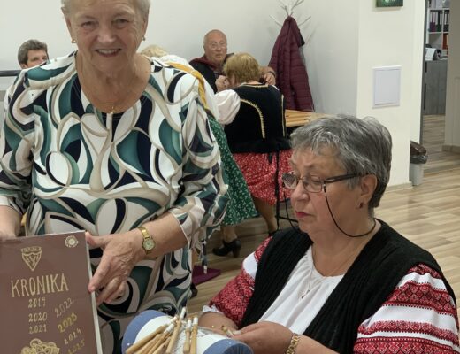 Majsterky kreatívnych zručností Alicka a Alžbetka. Foto: Autorka