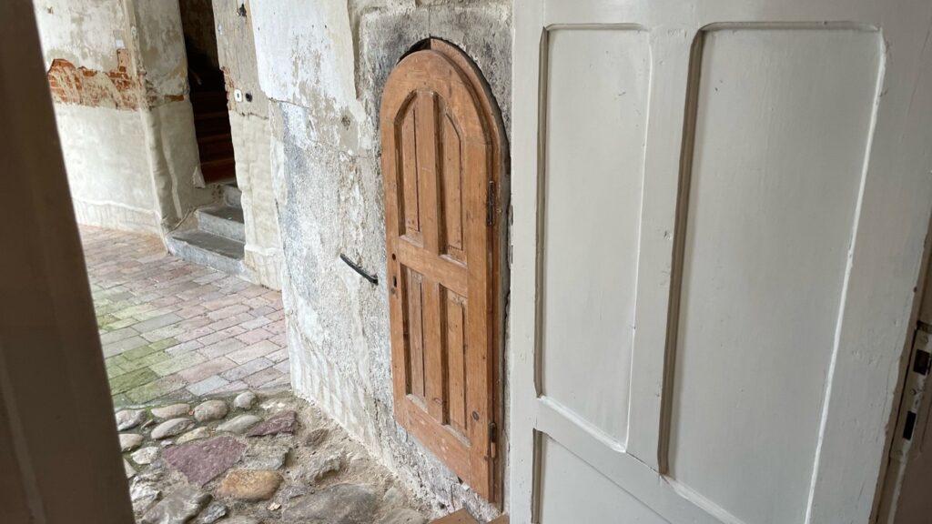 Dvere do šatníka mníšok, ktoré žili na hrade. (Zdroj: Kristína Magová)