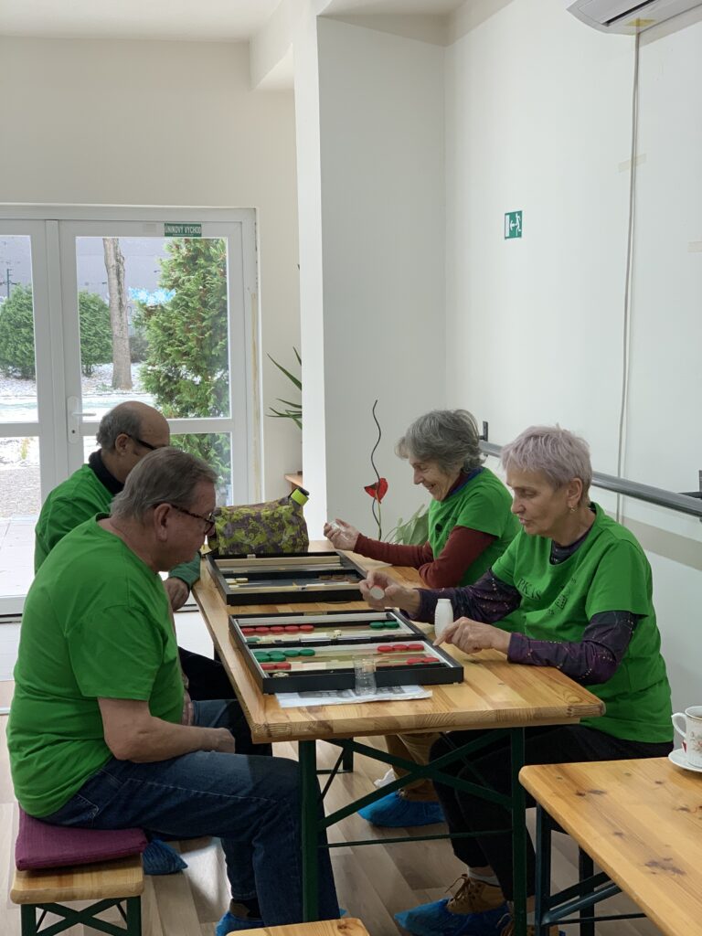 Seniori pri ich obľúbenom backgammone. Foto: autorka