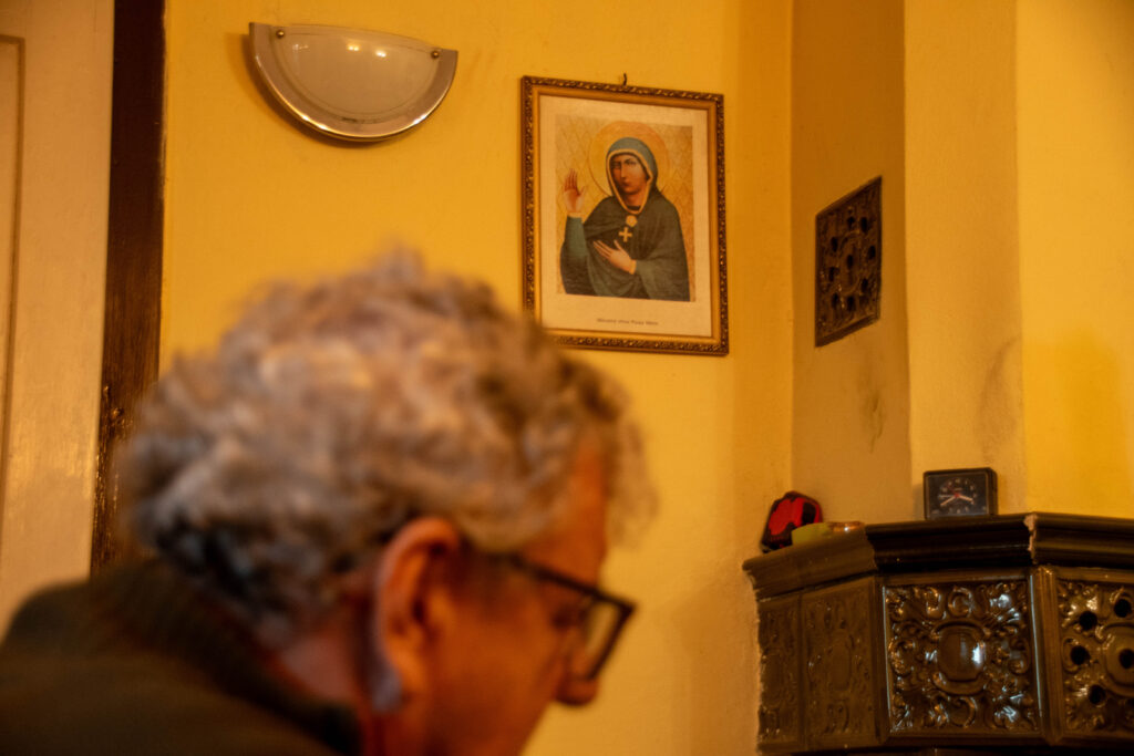 Či na pána Karlíka dohliadajú mimozemšťania, sa dá zhodnotiť len ťažko. Nadpozemský dozor má však v obývačke aj bez nich. FOTO: Daniel Barilla