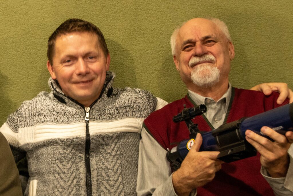 „Sledujte chlapi, takto Američania išli na Bin Ládina,“ vtipkuje vždy dobre naladený Dušan Sagan (vpravo) pri pózovaní so svojím kolegom Krzysztofom Dreczkowskim. FOTO: Daniel Barilla