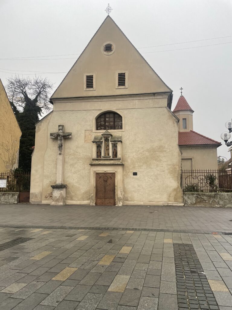 Kostol sv. Heleny, ktorý bol vybudovaný v polovici 14. storočia blízko mestských hradieb. Autorka: Patrícia Greifová