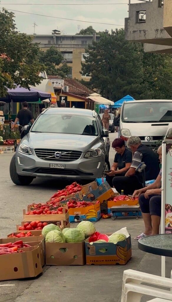 Miestny trh v meste Jagodina. Stovky ľudí predáva popri ceste ovocie a zeleninu, ktorú si doma pestujú.  Autorka fotografie: Aneta Gospičová