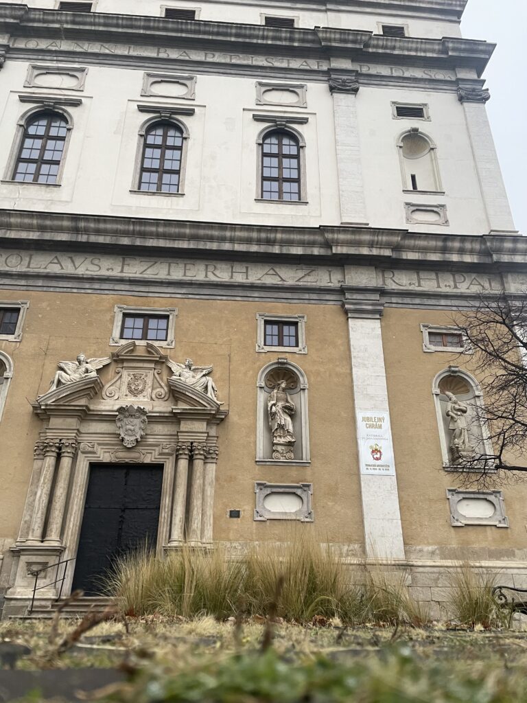 Na fasáde katedrály je vidieť meno Esterháziovcov – pripomienku hlavného donátora Mikuláša Esterháziho, krajinského palatína. Autorka: Patrícia Greifová