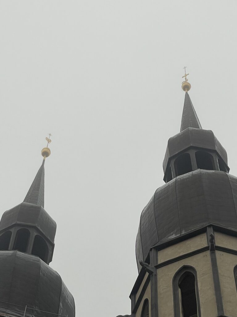 Na oboch vrcholoch baziliky sú kovové kohúty – symbol mestského kapitána Pavla Holého. Autorka: Patrícia Greifová