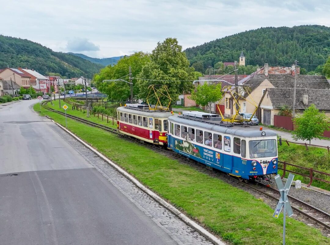 Z električky väčšinou ľuďom do dvorov nenazriete. Táto je však taká menšia výnimka. Autor: Archív Dušana Nosála