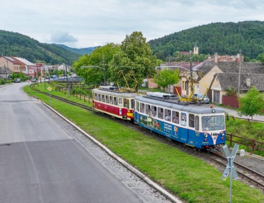 Z električky väčšinou ľuďom do dvorov nenazriete. Táto je však taká menšia výnimka. Autor: Archív Dušana Nosála