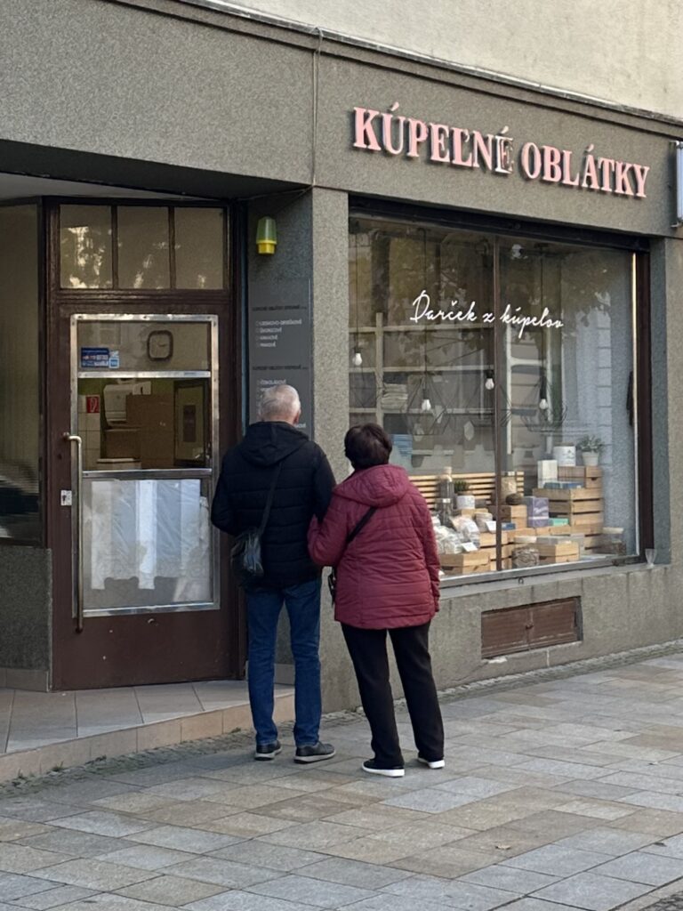 Za týmto okienkom sa kedysi rozbiehala výroba prvých oblátok. A dnes? Stále tu cítiť tú istú vôňu, rovnaké teplo a kus poctivej ručnej práce. Autorka: Vanessa Parašínová