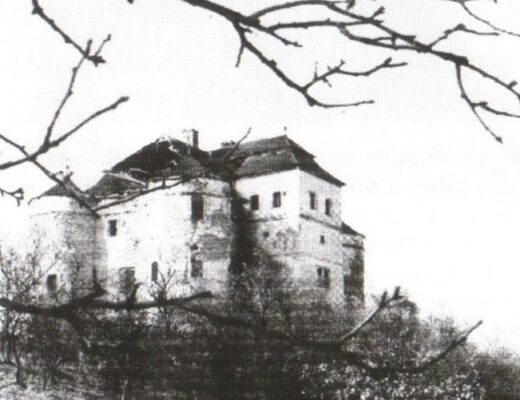 Kaštieľ po druhej svetovej vojne. Na streche je vidieť dieru po bombardovaní. Zdroj: Obec Dolná Mičiná